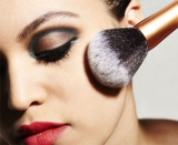 Escolha de produtos de maquiagem para pele oleosa